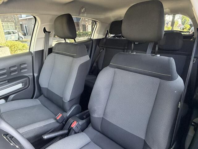 Citroen C3 83 Pk Benzine 5-Deurs * 2-Tone Zilvergrijs + Zwart Dak * * Navigatie * Climate & Cruise Control * Parkeersensoren * Vingerhoets; Vierde Generatie Eersteklas Service. Al meer dan 100 jaar een begrip in de Brabantse Kempen