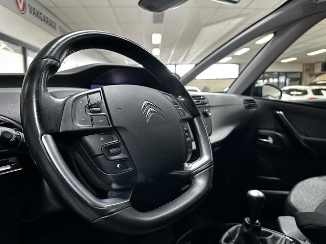 Citroen C4 PICASSO 1.2 PureTech Live/ D-Riem Verv. 140.000KM!/ Pano-Voorruit!/ Camera/ Stoelverw./ Trekhaak/ Apple+Android/ 16''LMV/ DAB+/ Dodehoekdetectie/ Grootlichtassistent/ Clima/ Navi/ Cruise/ Bluetooth/ Multi.LEDER.Stuur/