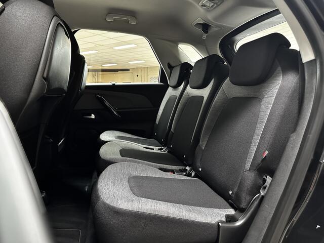Citroen C4 PICASSO 1.2 PureTech Live/ D-Riem Verv. 140.000KM!/ Pano-Voorruit!/ Camera/ Stoelverw./ Trekhaak/ Apple+Android/ 16''LMV/ DAB+/ Dodehoekdetectie/ Grootlichtassistent/ Clima/ Navi/ Cruise/ Bluetooth/ Multi.LEDER.Stuur/