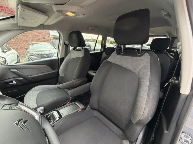 Citroen GRAND C4 PICASSO SpaceTourer 7-Persoons 130 Pk Benzine KGJ-74-X * Navigatie * Keyless Start * DAB Radio * Climate & Cruise Control * L.M. Velgen & Michelin * Achteruitrij Parkeer Camera * Vingerhoets; Vierde Generatie Eersteklas Service. Al meer dan 100 jaar een begrip in