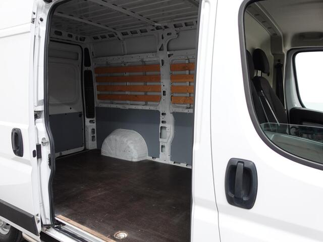 Citroen JUMPER L2H2 120pk Navigatie Camera Airco Cruise control Trekhaak Sidebars 3-zits Euro6