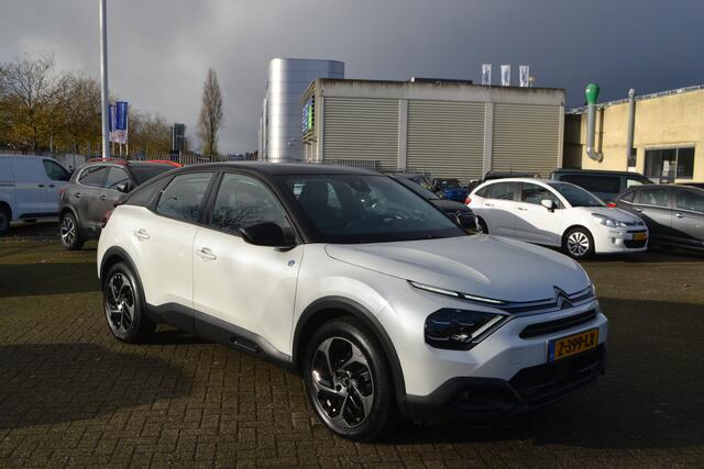 Citroen ë-C4 50 KW I FEEL I NAVIGATIE I ACHTERUITRIJCAMERA I L.M. VELGEN I MICA / PARELMOER KLEUR WIT + ZWART DAK I PARKEERSENSOREN ACHTER I POMPSET I IN STAAT VAN NIEUW I LAGE KM.STAND 128 Km I