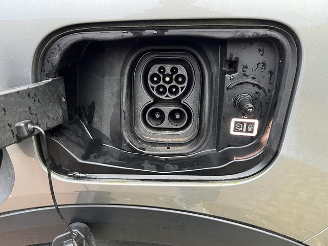 Citroen ë-C4 Shine 50 kWh SOH 98% 3-FASE LADER | VAN: ¤19.900 VOOR: ¤17.877- UW EINDEJAARSVOORDEEL: ¤2.023| stuur + stoel verwarming | trekhaak | head-up display | Camera | keyles start & go | dodehoek | Rijklaar geleverd met 12 maanden BOVAG-garantie