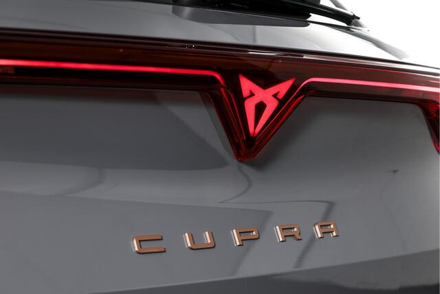 Cupra Formentor 1.5 TSI 272 PK e-Hybrid VZ Performance - Automaat | Dig. Cockpit | Adapt. Cruise | Stoel-+Stuurverw. | Elek. stoel met geheugen | PDC | Camera | NAV + App. Connect | ECC | LM 19" Sandstorm Copper |