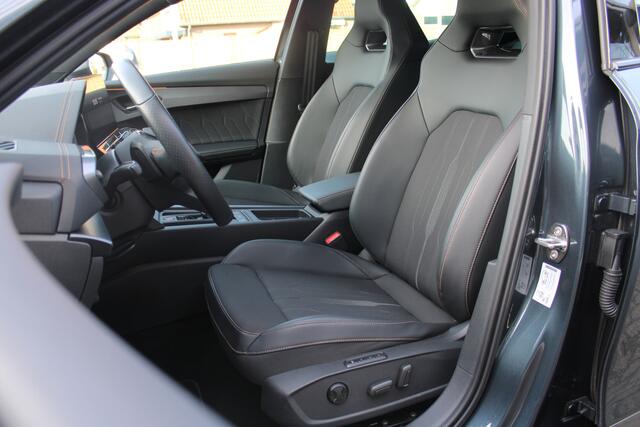 Cupra Formentor 1.4 e-Hybrid 245pk Performance DSG Automaat / Panorama dak / LM 19 inch / Navigatie / Camera / Park Assist / Wegkl trekhaak P4