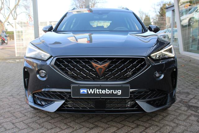 Cupra Formentor 1.4 e-Hybrid 245pk Performance DSG Automaat / Panorama dak / LM 19 inch / Navigatie / Camera / Park Assist / Wegkl trekhaak P4