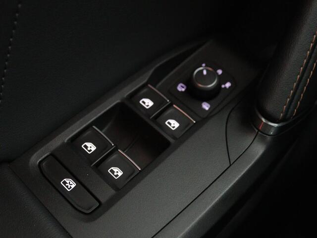Cupra Leon 1.4 e-Hybrid | Carplay | Camera | Stoel & Stuurverwarming | Adaptive Cruise | Full LED | Navigatie | DAB+ | LMV 18 inch