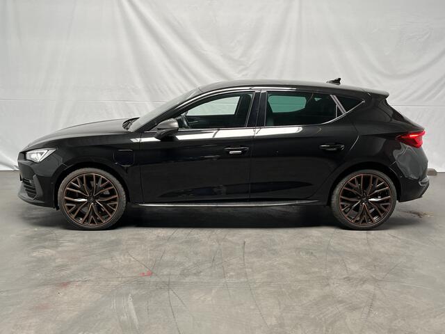 Cupra Leon 1.4 e-Hybrid VZ Black Edition / AUTOMAAT/ 245 PK/ 19" LMV/ SUPER SPORTSTUUR/ LEDER/ ELEKTR. STOEL/ PARK. SENSOREN + CAMERA/ STOEL-STUUR VERWARM./ FULL LINK/ RIJ-MODI/ NAVI/ KEYLESS