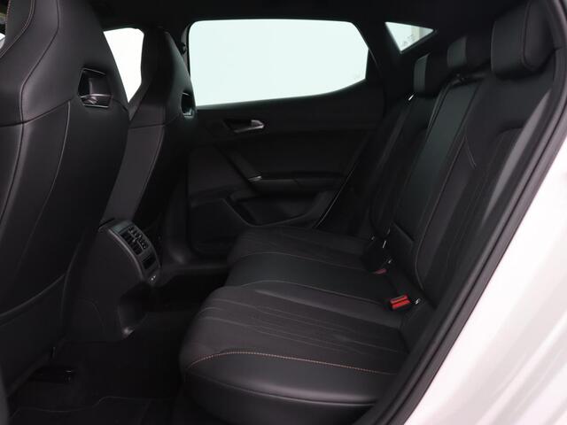 Cupra Leon 1.4 e-Hybrid | Stoel & stuurverwarming | Camera | Carplay | Sfeerverlichting | Navigatie | Keyless | Full LED | Sportstoelen | PHEV