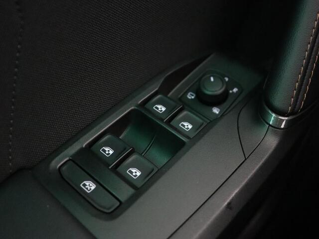 Cupra Leon 1.5 TSI e-Hybrid | Stoel & stuurverwarming | Camera | Adaptive cruise | Carplay | Sportstoelen | Park Assist | Sfeerverlichting | Keyless | PHEV