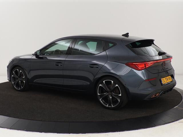 Cupra Leon 1.4 e-Hybrid VZ | 245pk | Stoel & stuurverwarming | Carplay | Camera | Adaptive cruise | Keyless | Park Assist | Sfeerverlichting | Full LED | Navigatie | Sportstoelen | PHEV | Plug In
