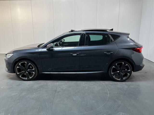 Cupra Leon 1.4 e-Hybrid VZ Performance / AUTOMAAT/ PANO/ 245PK/ 19" LMV/ NAVI/ DIGITAL DASH/ STOEL-STUUR VERWARM./ PARK. SENSOREN + CAMERA/ KEYLESS