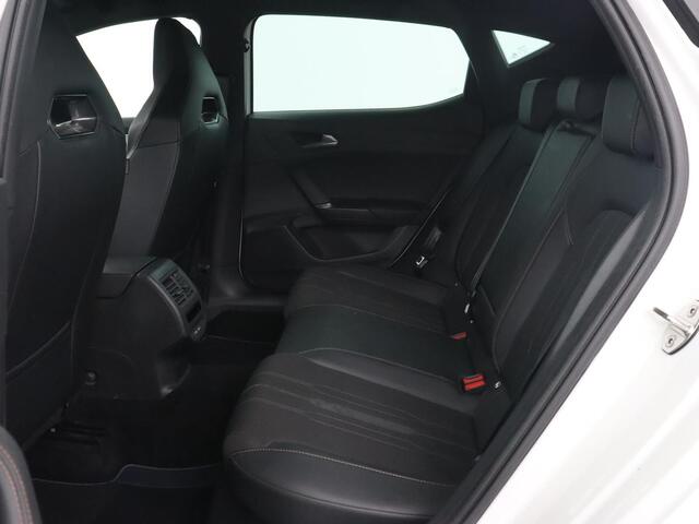 Cupra Leon 1.4 eHybrid VZ | 245pk | Stoelverwarming | Carplay | Camera | Sfeerverlichting | Navigatie | Adaptive cruise | Keyless | Sportstoelen | 19'' | Full LED | Stuurverwarming | PHEV | Plug In