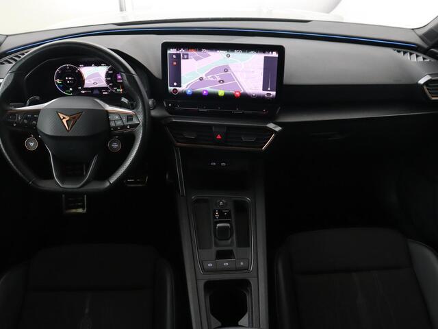 Cupra Leon 1.4 eHybrid VZ | 245pk | Stoelverwarming | Carplay | Camera | Sfeerverlichting | Navigatie | Adaptive cruise | Keyless | Sportstoelen | 19'' | Full LED | Stuurverwarming | PHEV | Plug In