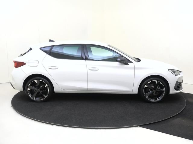Cupra Leon 1.4 e-Hybrid Business | Parkeerassistent | Achteruitrijcamera | Adaptieve demping systeem | 3-zone airco | Keyless | Dodehoek detectie | Stoel- en stuurwielverwarming | CarPlay |