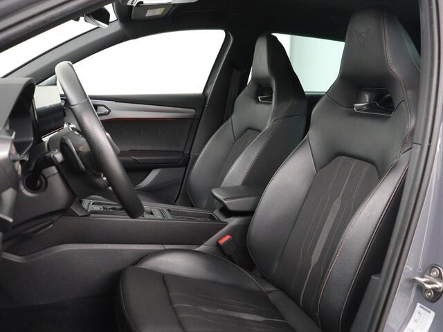 Cupra Leon 1.4 eHybrid VZ | 245pk | Stoelverwarming | Carplay | Sfeerverlichting | Adaptive cruise | Navigatie | Full LED | Half leder | Stuurverwarming | Camera | Full LED | Keyless | PHEV | Plug In