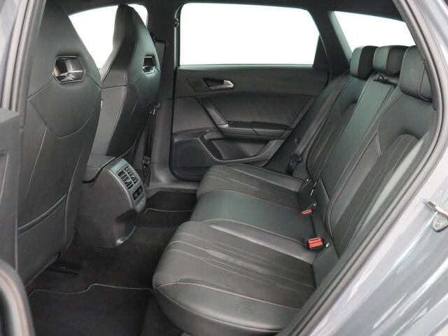 Cupra Leon 1.4 eHybrid VZ | 245pk | Stoelverwarming | Carplay | Sfeerverlichting | Adaptive cruise | Navigatie | Full LED | Half leder | Stuurverwarming | Camera | Full LED | Keyless | PHEV | Plug In