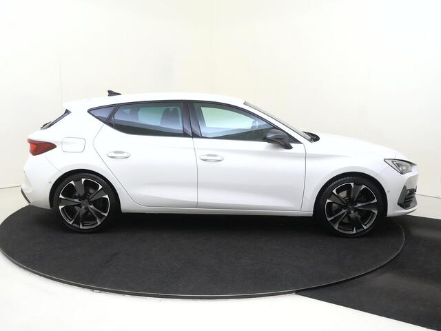 Cupra Leon 1.4 e-Hybrid VZ 245 | SoH 95% | Adaptieve demping | Parkeerassistent | Keyless | Stoel- en stuurwielverwarming | Navigatie | Adaptieve cruise control | Achteruitrijcamera |