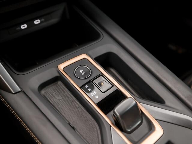 Cupra Leon 1.5 TSI Sport 150Pk Automaat (APPLE CARPLAY, GROOT NAVI, KUIPSTOELEN, SENNHEISER AUDIO, CAMERA, STUUR/STOELVERWARMING, GETINT GLAS, NIEUWSTAAT)