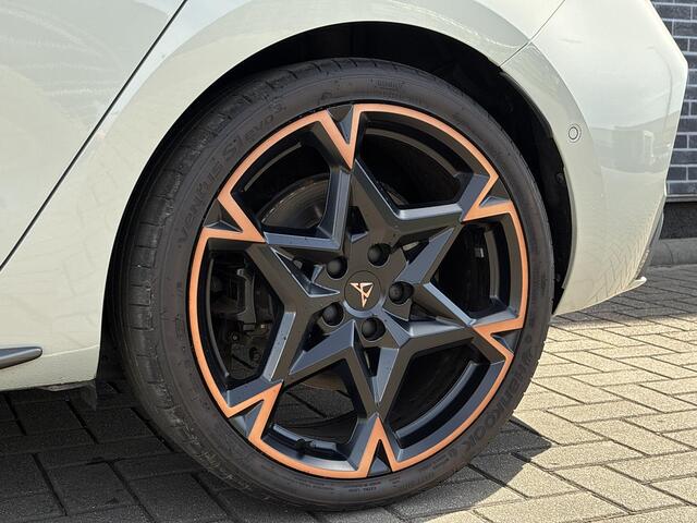 Cupra Leon 1.5 TSI e-Hybrid VZ Extreme | Panoramadak | Achteruitrijcamera | Parkeersensoren | Sennheiser Audio | Matrix-LED Koplampen | Keyless Entry | Virtual Cockpit | Navigatie | Apple Carplay | Android Auto | Stoelverwarming | Lichtmetalen Velgen 19 inch | Plug-in Hybrid (PHEV)