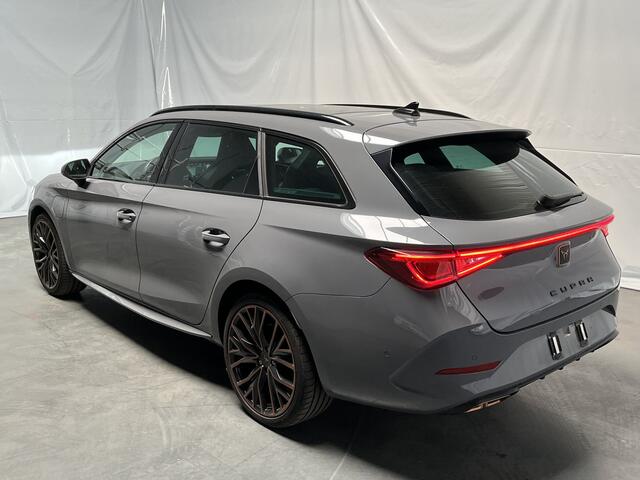 Cupra Leon Sportstourer 1.4 e-Hybrid VZ Performance / AUTOMAAT/ 245 PK/ PANO/ CAMERA/ PARK. SENSOREN/ DCC/ STOEL-STUURVERWARM./ MATRIX/ KEYLESS/ ADAPT. CRUISE/ APP-CONNECT/ NAVI/ CLIMA/ DAB/ 19" LMV