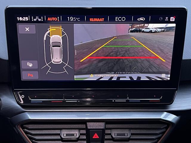 Cupra Leon Sportstourer 1.4 e-Hybrid VZ Copper Edition Automaat / Navigatie / Elektrische trekhaak 1.500 kg / Elektrische klep / Sportstoelen / Stuur- en stoelverwarming / Apple Carplay Android / 19" LM wielen /