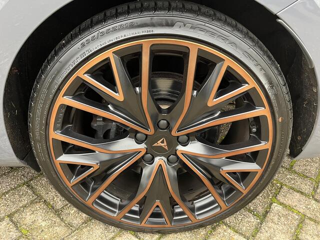 Cupra Leon Sportstourer 1.4 e-Hybrid VZ Copper Edition | 19"LM-Velgen, AppleCarplay/AndroidAuto, Camera en parkeersensoren V+A, Keyless go, Virtual cockpit