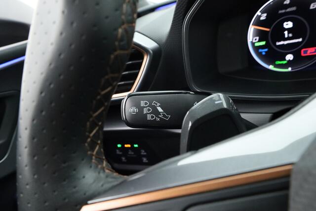 Cupra Leon Sportstourer 1.4 e-Hybrid VZ 245pk | S/K-Dak | Dig. Cockpit | Adapt. Cruise | Kuipstoelen | Nav+App.Connect | Stoel-Stuurverw. | Camera+PDC | Led | Elek. Klep | Sfeerverl. |