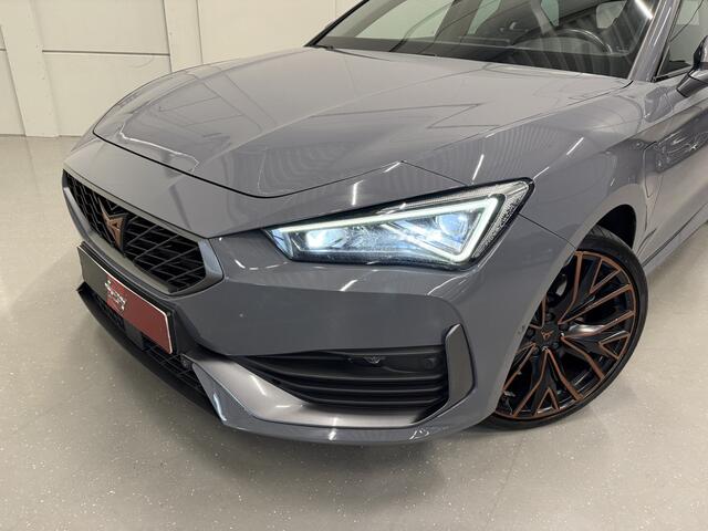 Cupra Leon Sportstourer 1.4 e-Hybrid VZ Copper Edit. PANO/19"/KUIPSTOELEN/CAMERA/STUURKNOPPEN/SFEER/ACC/KEYLESS/DRIVE-PROFILE/CARPLAY/STOEL+STUURVERW/ELECTR.A.KLEP/GRAPHENGRAU/VOLLEDIG CUPRA DEALER HISTORIE INCL OH BEURT