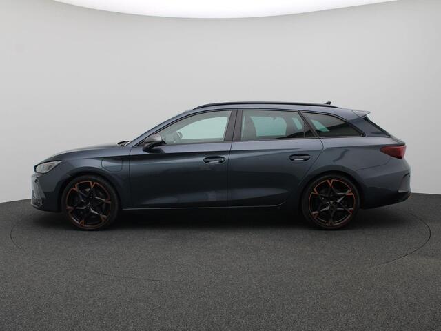 Cupra Leon Sportstourer 1.5 TSI e-Hybrid VZ Performance 272PK DSG Matrix-LED, Achteruitrijcamera, Sennheiser Audio, 19" LM Velgen, Stuur-Stoelverwarming, Adaptieve Cruise Control, Elektr. Verstelbare Voorstoel, Keyless, Elektr. Klep