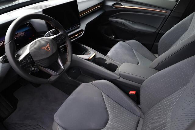 Cupra Raval Business First Edition 56 kWh 211PK / 155kW, Apple Carplay & Android Auto, automatisch grootlichtassistent, verwarmbare voorstoelen, verwarmbaar multifunctioneel lederen stuurwiel, achteruitrijcamera (Rear View), parkeersensoren voor en achter (PDC), elektrisch verstelbare bestuurdersstoel met geheugen, elektrisch verstel-, verwarm- en inklapbare buitenspiegels, rijprofielen (Driving Profiles), keyless go & entry, DAB+ etc.