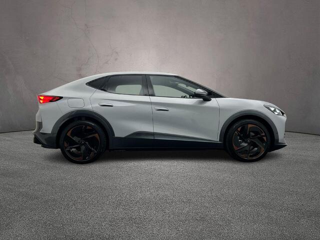 Cupra Tavascan Adrenaline 82 kWh 286pk Automaat, Adaptive cruise control, Panoramadak, Stoelverwarming, Stuurverwarming, 360 camera, Led matrix koplampen, Head up display, Navigatie, Elektrische achterklep