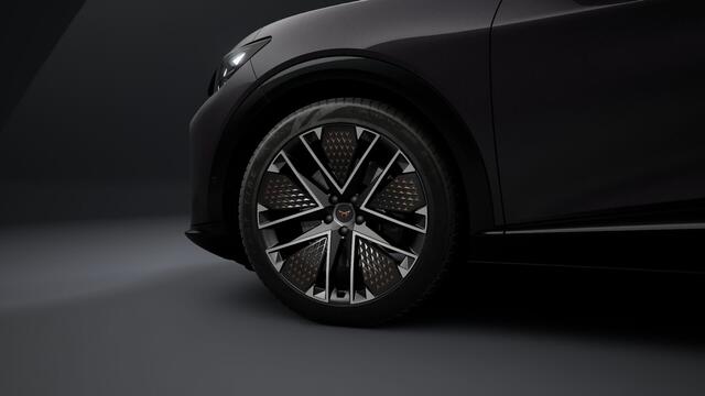 Cupra Tavascan 77kWh Elektromotor 340 1AT VZ Extreme | CUP-kuipstoelen vóór, Nappa leder Enceladus Grey | Digitaal instrumentenpaneel (Virtual Cockpit) | Draadloze Apple CarPlay(TM), Android Auto(TM)