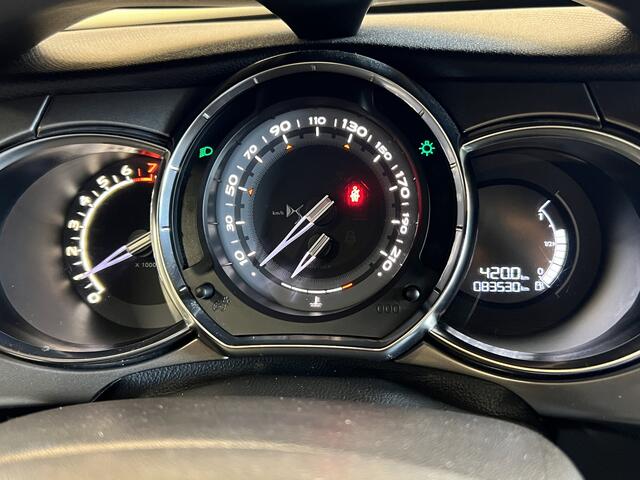 DS DS 3 1.2 PureTech So Chic | Navigatie | LM Velgen 16" | Parkeersensoren Achter | Cruise Control | Airco Automatisch |