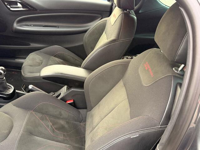 DS DS 3 1.2 PureTech Givenchy Le MakeUp 110pk Trekhaak | Zwarte velgen | Navigatie | Cruise control | Nieuwe distributie riem