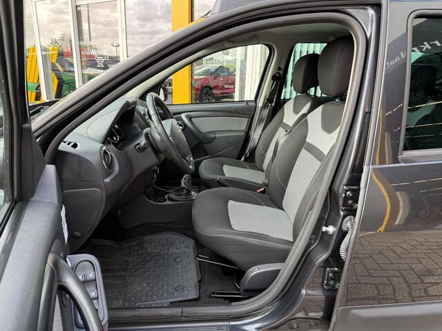 Dacia DUSTER 1.5 dCi S&S 4x2 Prestige | Trekhaak | Navigatie | Achteruitrijcamera | Cruise Control | Stoelverwarming | Airco | Parkeersensoren | Lichtmetaal | BT-Telefoonfunctie |
