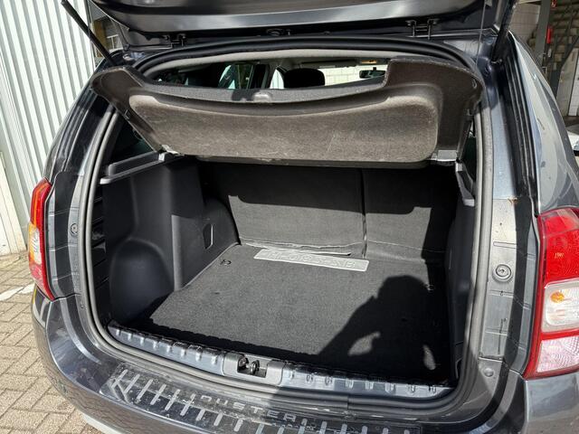 Dacia DUSTER 1.5 dCi S&S 4x2 Prestige | Trekhaak | Navigatie | Achteruitrijcamera | Cruise Control | Stoelverwarming | Airco | Parkeersensoren | Lichtmetaal | BT-Telefoonfunctie |