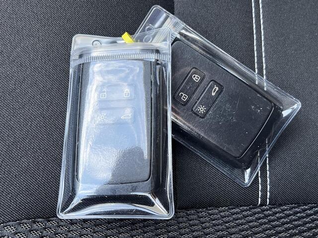 Dacia DUSTER 1.3 TCe 150 Journey Automaat / Fabrieksgarantie tot 04-2027 < 100.000 km / Dealer onderhouden / Navigatie / Camera / Dode hoek detectie / Apple Carplay Android / Stoelverwarming / 17" LM met All Season banden /