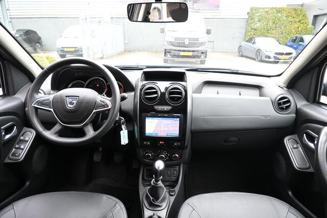 Dacia DUSTER TCe 130 4x2 Blackshadow | TREKHAAK | CAMERA | STOELVERWARMING | NAVI | LEDER | CRUISE CONTROL | AIRCO | PDC | LMV