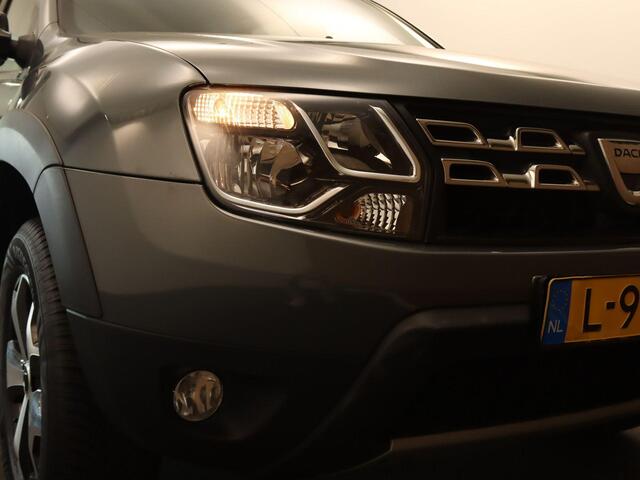 Dacia DUSTER 1.2 TCe 4x2 Blackshadow - VASTE 13 POLIGE TREKHAAK - TREKGEWICHT 1500 KG - BLUETOOTH - ONDERHOUDSHISTORIE AANWEZIG - PARKEERSENSOREN ACHTER- CRUISE CONTROL - 16 INCH LICHT METALEN VELGEN MET 4 SEIZOENENBANDEN - NAVIGATIE - DAKRAILS