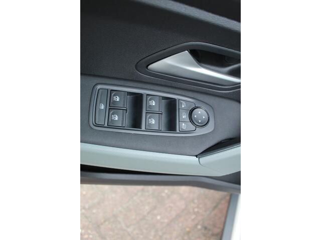 Dacia DUSTER 1.2-130pk TCe Mild-Hybrid Extreme. Stoere SUV ! Slechts 16.000km ! Autm. airco, LED verl., 360gr. camera, parkeersensoren v+a, stoelverw., cruise control, dodehoek ass., telefoonvoorb., navigatie by Apple carplay / Android auto etc.