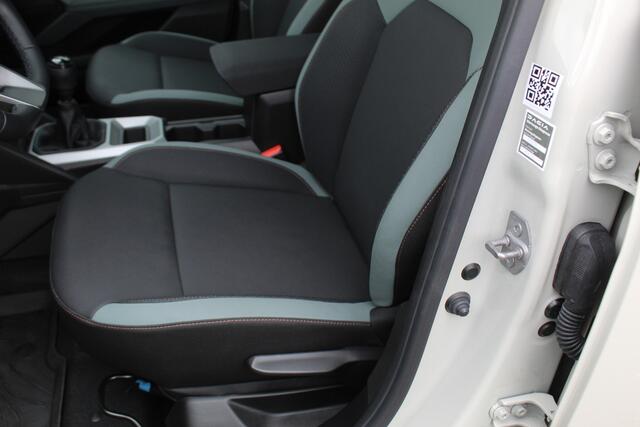 Dacia DUSTER 1.2-130pk TCe Mild-Hybrid Extreme. Stoere SUV ! Slechts 16.000km ! Autm. airco, LED verl., 360gr. camera, parkeersensoren v+a, stoelverw., cruise control, dodehoek ass., telefoonvoorb., navigatie by Apple carplay / Android auto etc.