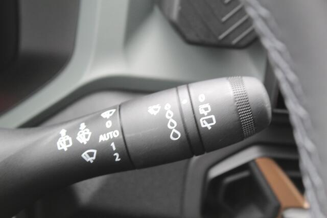 Dacia DUSTER 1.2-130pk TCe Mild-Hybrid Extreme. Stoere SUV ! Slechts 16.000km ! Autm. airco, LED verl., 360gr. camera, parkeersensoren v+a, stoelverw., cruise control, dodehoek ass., telefoonvoorb., navigatie by Apple carplay / Android auto etc.