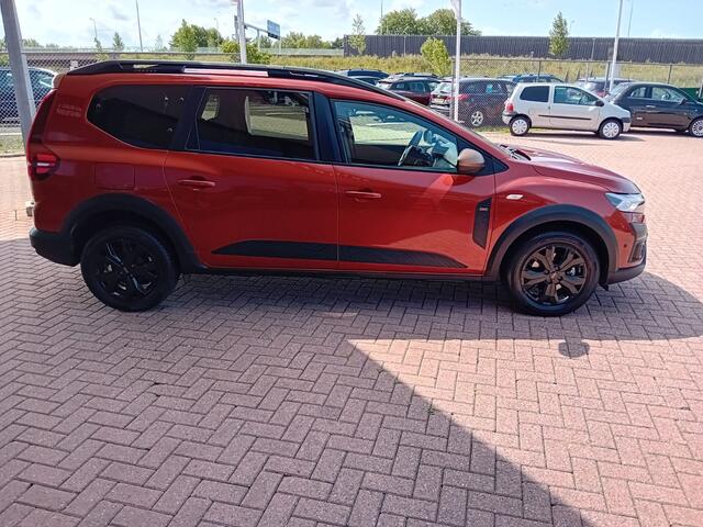 Dacia Jogger 1.0 TCe 110 Extreme 7p., Airco(automatisch), Carplay/Android auto, Bluetooth, Parkeersensoren, Cruise control. Navigatie, Stoelverwarming, Dode hoek detector, Keyless, Elektrische ramen en spiegels, Nieuwstaat, Dealer onderhouden, Fabrieksgarantie, BOVAG