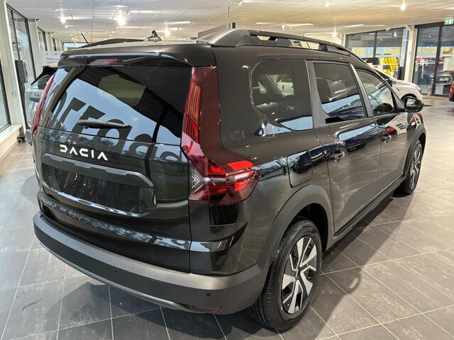Dacia Jogger 1.0 TCe 100 ECO-G Expression 7p. / 7 JAAR GARANTIE / AIRCO / APPLE & ANDROIDCARPLAY / DODE HOEK WAARSCHUWING / PARKEERSENSOREN V+A INCL. CAMERA / VAN ¤ 30056,- VOOR ¤ 27399,- RIJKLAAR