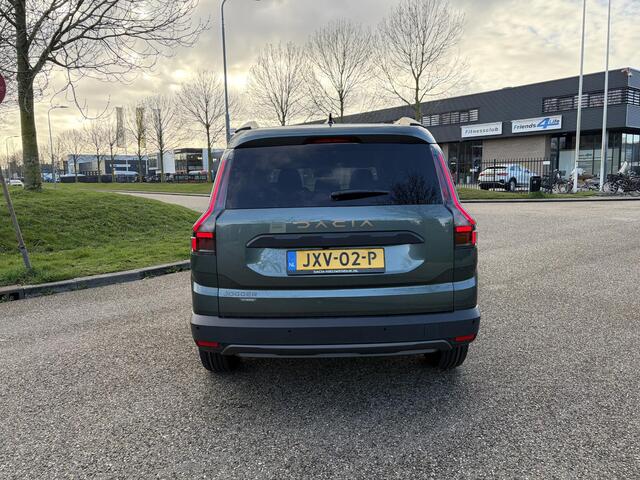 Dacia Jogger 1.8 hybrid 155 limited edition 7p. APPLE CARPLAY ANDROID AUTO / CLIMATE CONTROLE / PARKEERSENSOREN+CAMERA / CRUISE CONTROLE / NAVIGATIE.