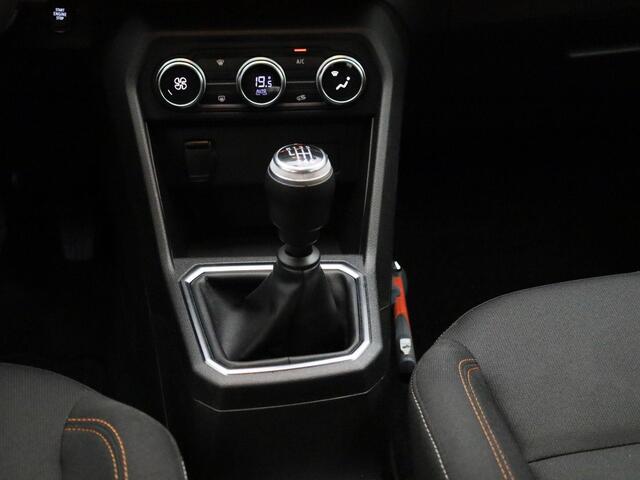 Dacia SANDERO Stepway 1.0 TCe 90Pk Comfort | Apple & Android Carplay | Navigatie | Climate Control | Parkeersensoren Voor & Achter | Achteruitrijcamera | Trekhaak | Keyless Entry |
