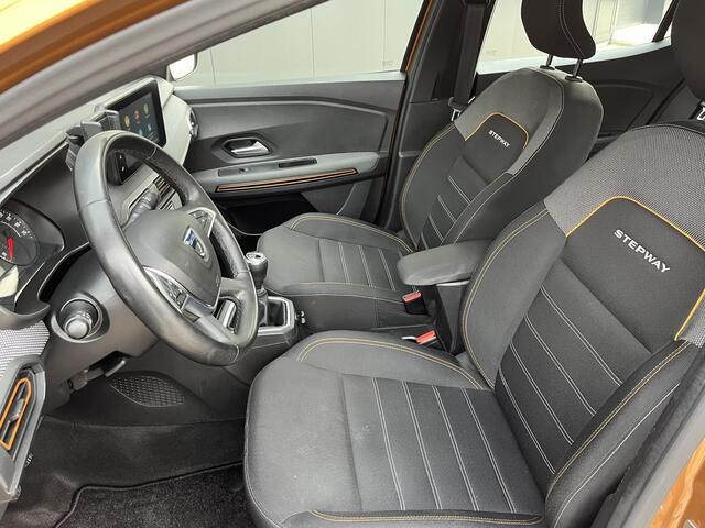 Dacia SANDERO Stepway TCe 100 Bi-Fuel Comfort | NAVI | CLIAMTE EN CRUISE CONTROL | 1E EIGENAAR | DEALER ONDERHOUDEN | APPL ECARPLAY EN ANDROID AUTO | DODEHOEK DETECTIE | SENSOREN V+A | CAMERA | ALL SEASONBANDEN |