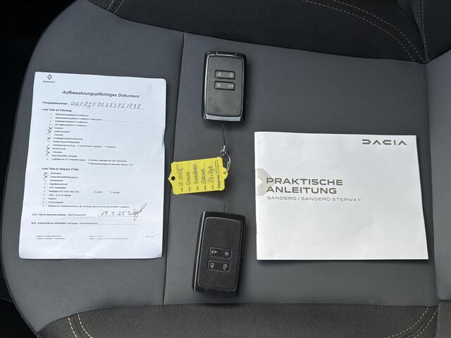 Dacia SANDERO Stepway 1.1 TCe 110 Extreme Handgeschakeld / Fabrieksgarantie tot 12-2027 / Pack Extreme / Dealer onderhouden / Keyless Entry & Start / Apple Carplay Android Auto / Stoelverwarming / Achteruitrijcamera / Cruise control /