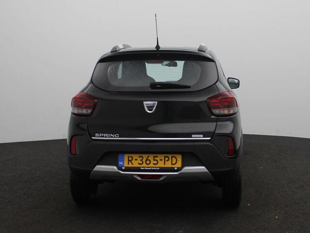 Dacia Spring Comfort Plus (Orange Pack) 27 kWh | Automaat | Airco | Medianav met DAB en Apple CarPlay & Android Auto | Lichtmetalen velgen | Metaalkleur |